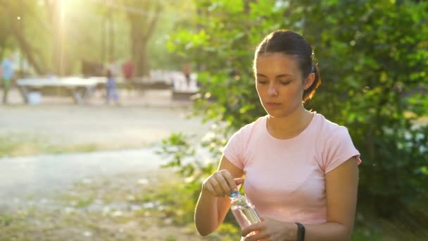 Corredor de agua potable después de hacer ejercicio en el parque — Vídeos de Stock