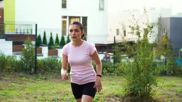 Moe loper neemt pauze na het joggen buiten — Stockvideo