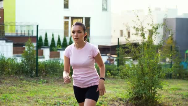 Stanco corridore prendendo pausa dopo aver fatto jogging fuori — Video Stock