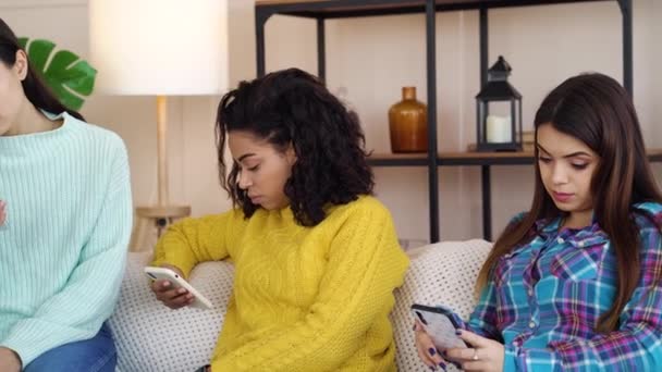 Az otthon okostelefonokat használó függő nők — Stock videók