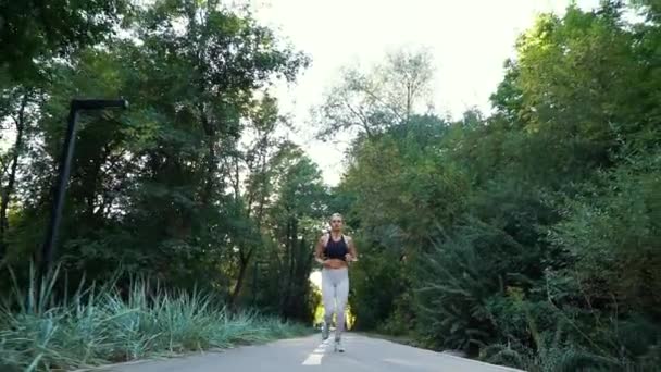 公園の路地をジョギングするアスレチック女性 — ストック動画