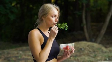 Sağlıklı kadın dışarıda atıştırıyor.