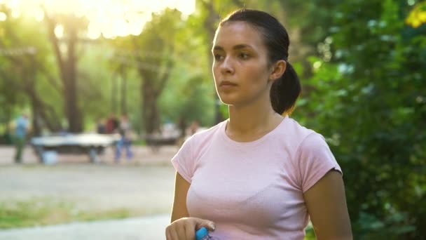 Mujer bebiendo agua después de entrenar fuera — Vídeos de Stock