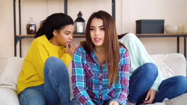 Mujeres jóvenes cotilleando detrás de su compañera de cuarto — Vídeo de stock