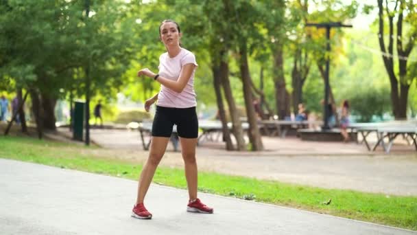 Fit mujer haciendo ejercicios antes de correr en el parque — Vídeos de Stock