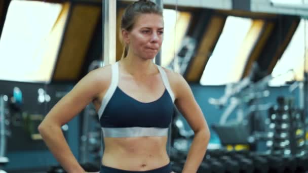 Sportif kadın spor salonunda akimbo duruşu yapıyor. — Stok video
