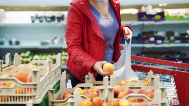 Femme achetant des fruits en magasin pendant la pandémie — Video