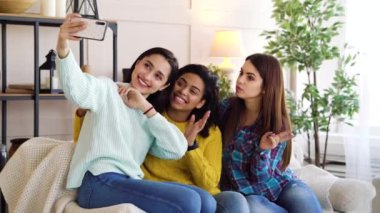 Blog yazarları evden canlı yayında ve takipçileri selamlıyor