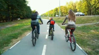 Aile bisiklete biniyor.