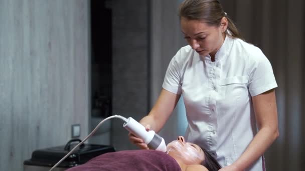 Esteticista haciendo masaje facial usando equipo — Vídeo de stock