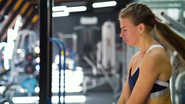 Mujer fuerte levantando pesas en el gimnasio — Vídeo de stock