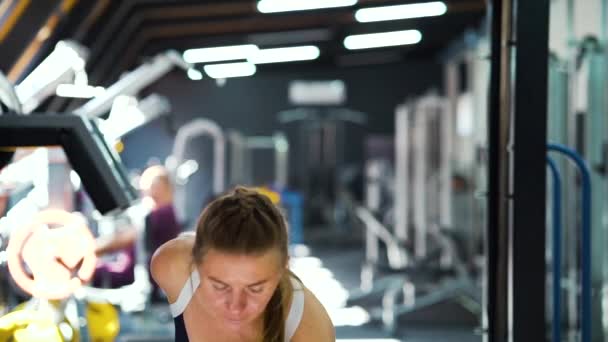 Mujer fitness haciendo ejercicio con kettlebell en el gimnasio — Vídeo de stock
