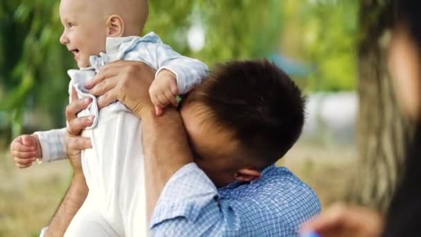 Vater küsst Hintern von süßem Baby — Stockvideo