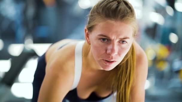 Sportowa kobieta podnosząca hantle w siłowni — Wideo stockowe