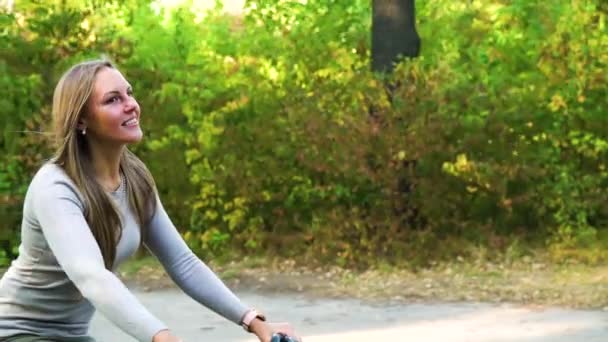 Kobieta na rowerze jeździć z rodziną w parku — Wideo stockowe