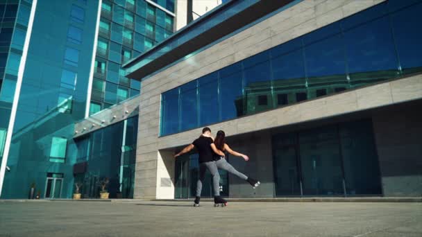 Roller skaters performing stunts in city — Stock Video