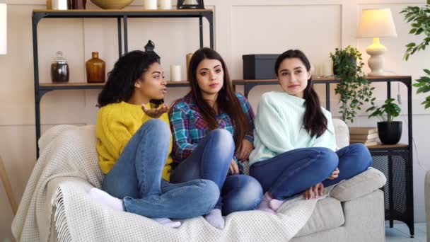 Різні жінки дивляться телевізійне шоу вдома — стокове відео
