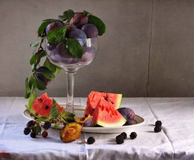 Tahta zeminde taze meyve ve böğürtlen