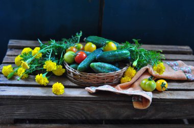 Kırsal masada taze sarı sebzeler.