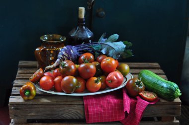 Sebze ve baharatlar eski ahşap bir arka planda, seçici bir odak.