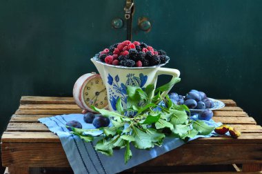 Hala taze böğürtlenlerle dolu bir sepetin içinde