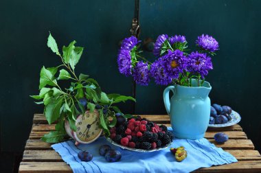 Taze yaban mersini ve ahududu.