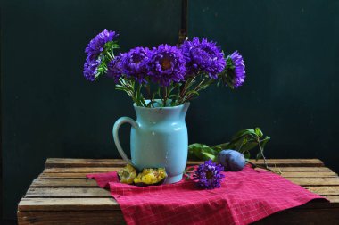 Koyu ahşap bir arka planda vazoda bir buket çiçeğin yaşamı