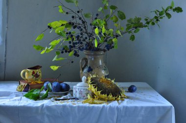 Çiçekler ve bir vazo çayla durgun bir hayat