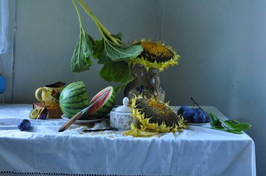 Bir çiçek ve ayçiçeğiyle durgun bir hayatın dikey çekimi