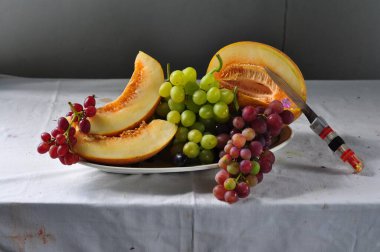 Üzümlü kırmızı şarap, bir demet olgun kırmızı üzüm.