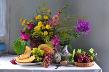 Hayat çiçeklerle, elmalarla, üzümlerle, elmalarla ve meyvelerle dolu