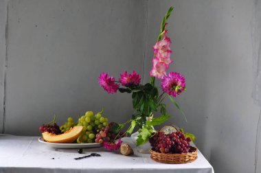 Beyaz arka planda taze meyve, çiçek ve böğürtlen