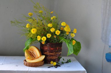 Vazoda güzel bir buket ve masada bir sürahi.