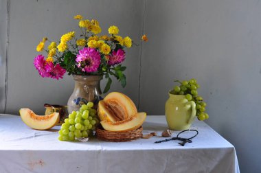 Meyve ve çiçeklerle dolu sakin bir hayat