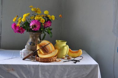 Çiçeklerle dolu bir hayat ve masada bir sürahi