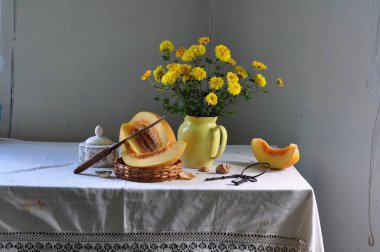 Bir sürahi süt ve bir buket sarı laleyle hayat