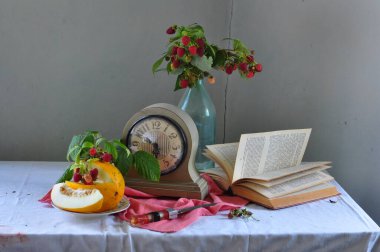 Bir buket çiçek ve bir fincan çayın durgun yaşamı.