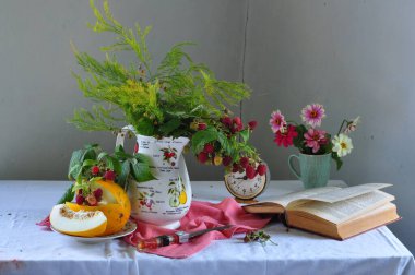 Çiçeklerle, meyvelerle ve çiçeklerle dolu bir hayat. Meyve ve çiçeklerle dolu bir hayat. Bir sürahi sütle sakin bir hayat.