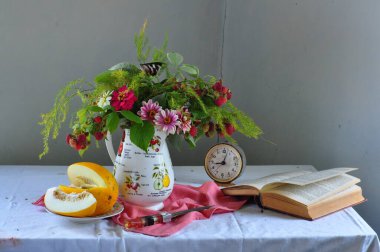 Bir fincan çay ve bir buketle hayat dolu