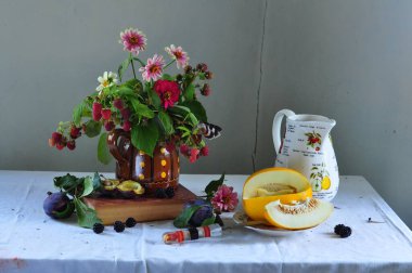 Tahta bir yüzey üzerinde dikey meyve ve çiçek görüntüsü