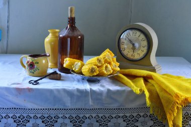 durgun bir hayat sarı, beyaz çiçekler ve bir fincan çay