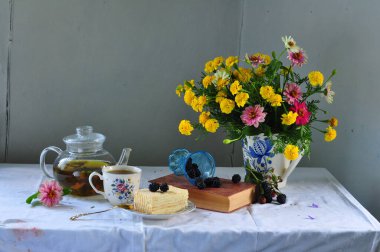 Çay, çaydanlık ve buket