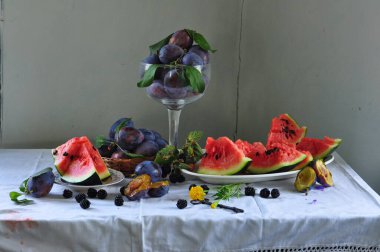 Beyaz bir masada taze meyve salatası.