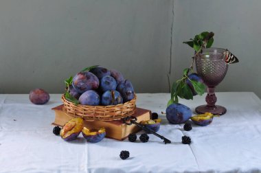 Hayat taze erikler, üzümler, erikler ve eriklerle dolu