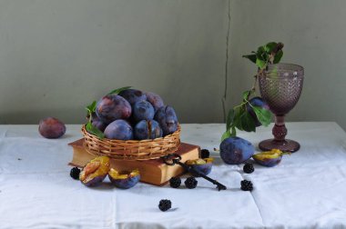 Taze meyveler ve beyaz arka planda bir sepet üzümle durgun bir hayat.