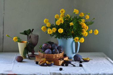 Sarı ve mavi çiçekli natürmort, çiçekli yumurta ve sarı laleli vazo. Paskalya natürmortu