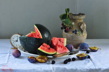 Tahta bir masada taze meyveler.