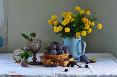 Paskalya yumurtaları ve çiçeklerle hayat