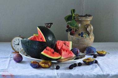 Taze meyve, karpuz, portakal ve siyah