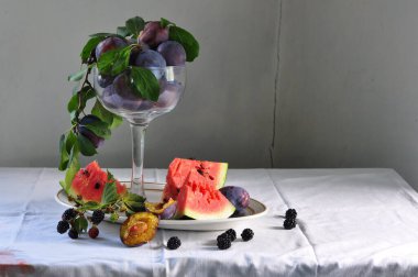 Bir kadeh şarap, üzüm, bir kadeh şarap ve bir buket şarap.